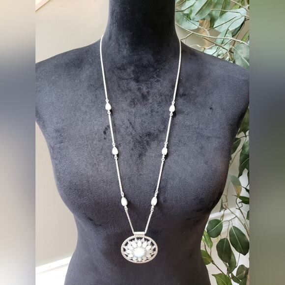 Womens Silver Plated White Faceted Acrylic Round Pendant Necklace with Lobster - Picture 1 of 7